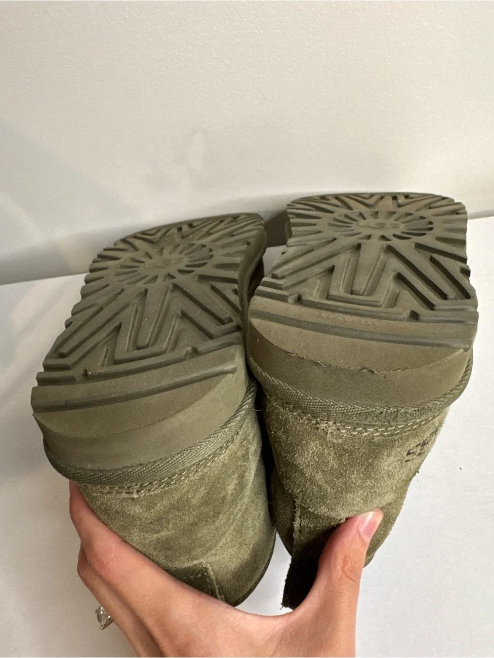 UGG Neumel Suede Chukka Boots Men’s Size 9 Olive Green